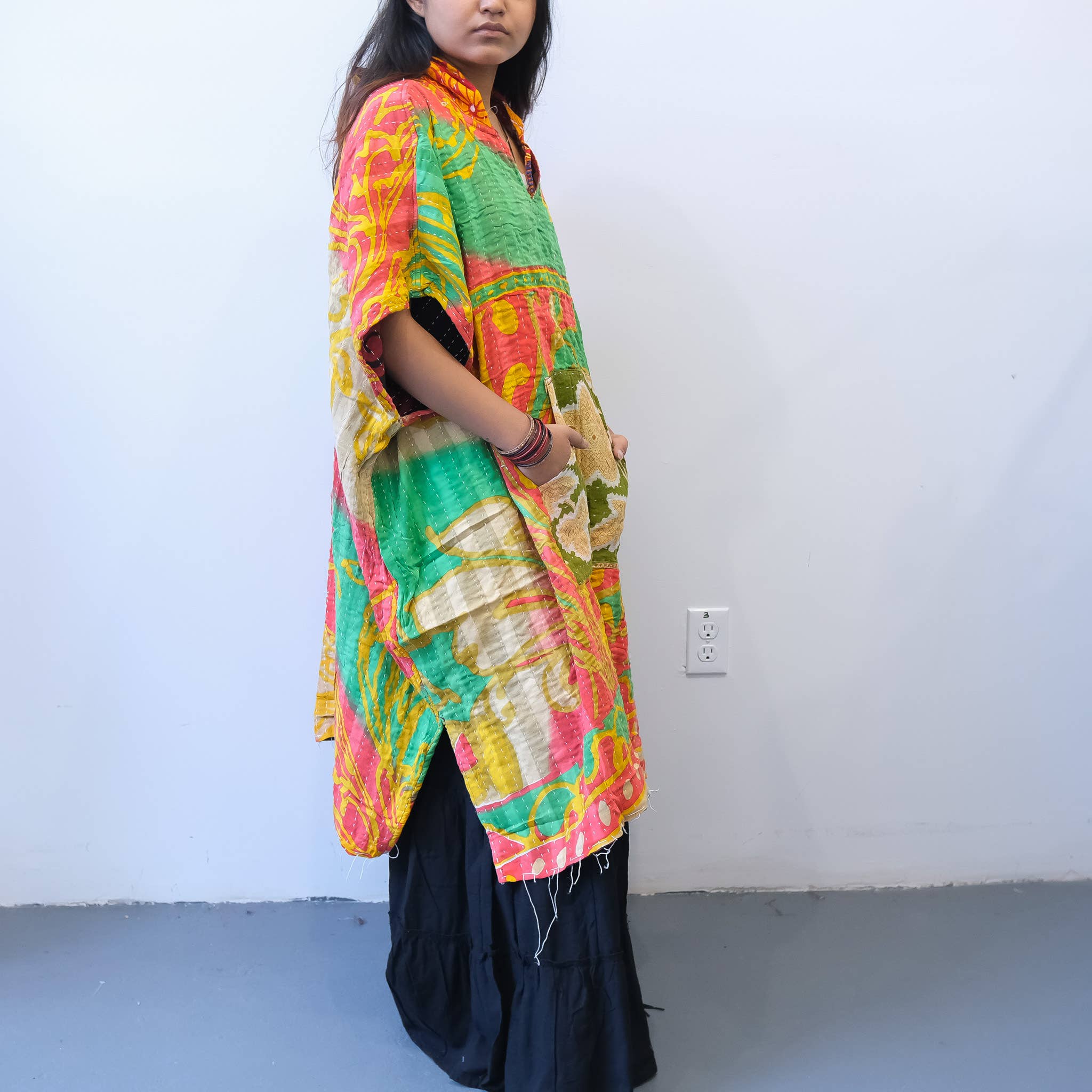 Karma Nepal Crafts – Engroshandel Poncho - Dame – Håndlavet Kantha Vendbar Poncho med Hætte8