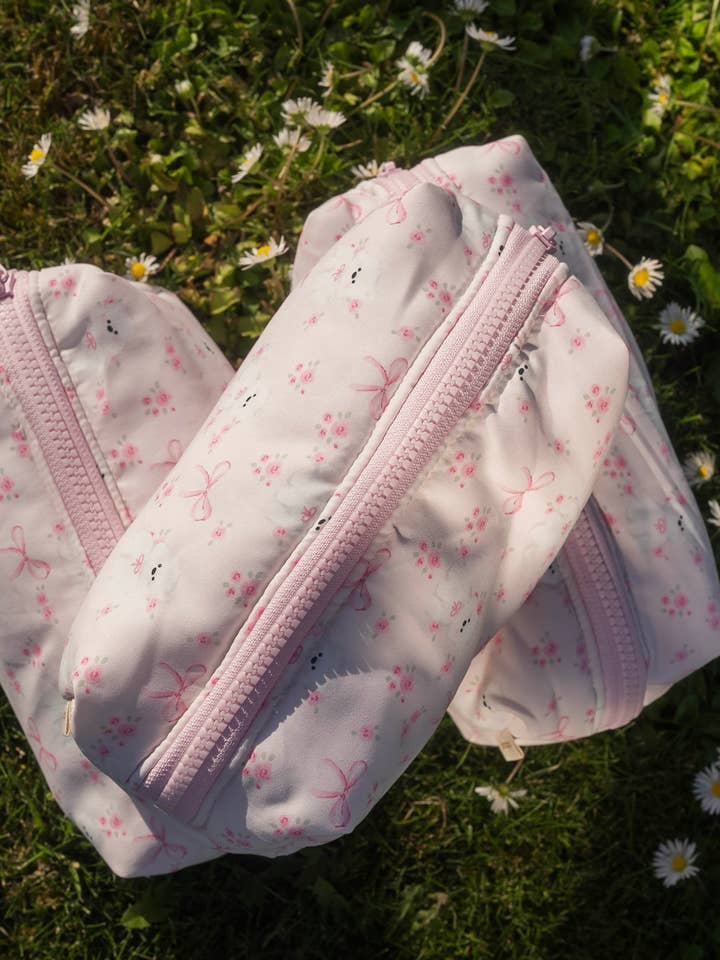 White Puppy Pattern Makeup Bag for wholesale by Janzy