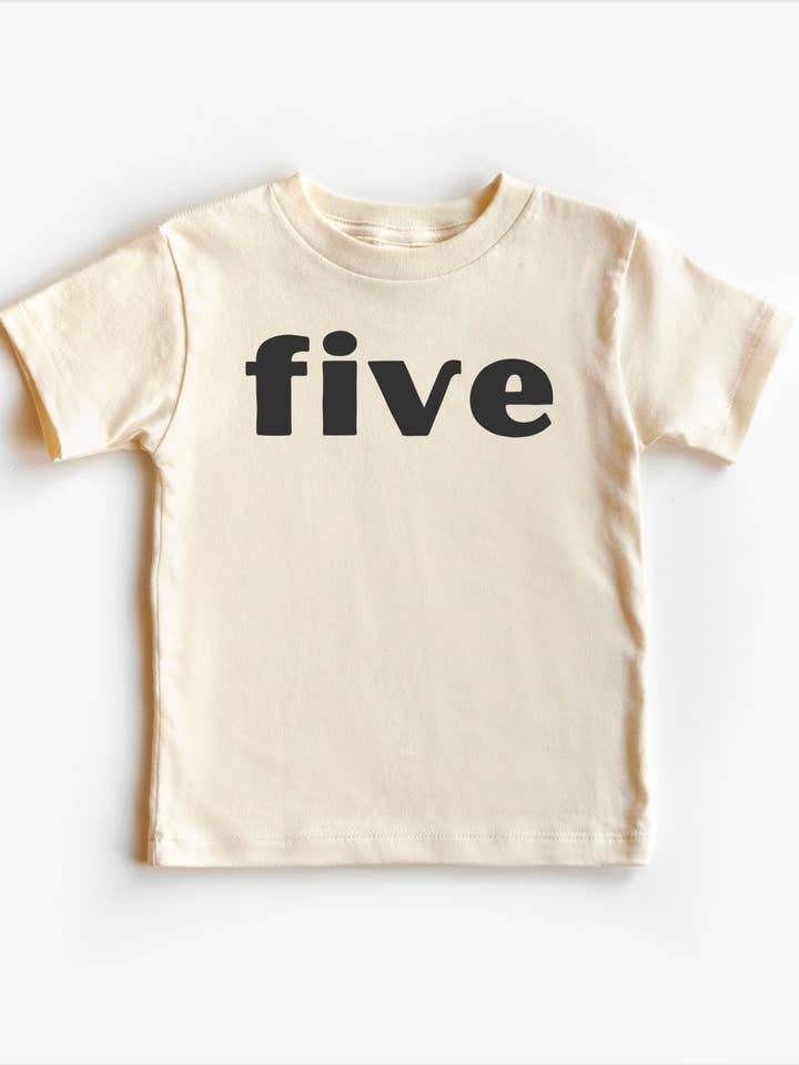 Maglietta "Cinque" 5° Compleanno – Maglietta Neutra per Bambini per la vendita all'ingrosso da parte di Lumiere Vive