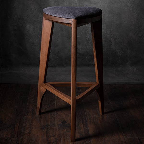 Terza Stoffa – Valnötsbarstol med klädd sits | Handgjord pall i massivt trä | Minimalistisk barstol för wholesale av Meda furniture