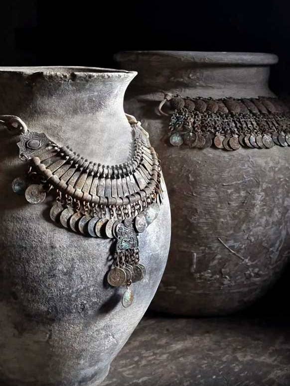 Affiche de jardin M23 : cruches avec chaîne de cruches pour la vente par Nino-Art