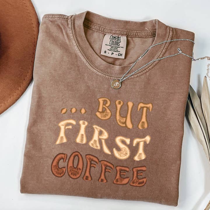 T-shirt BRODÉ Mais d'abord le café, T-shirt Amateur de café pour la vente par Pet Creativo