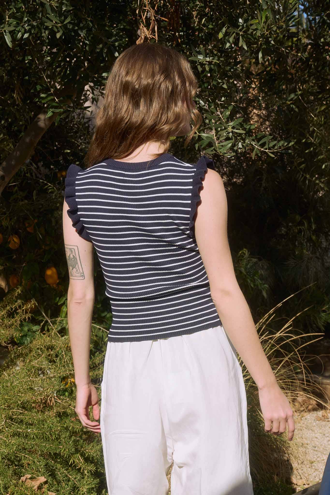 The Workshop Studio – wholesale Pullovertröja - Dam – RANDIG ÄRMLÖS TRÖJA MED VOLANGKANT6