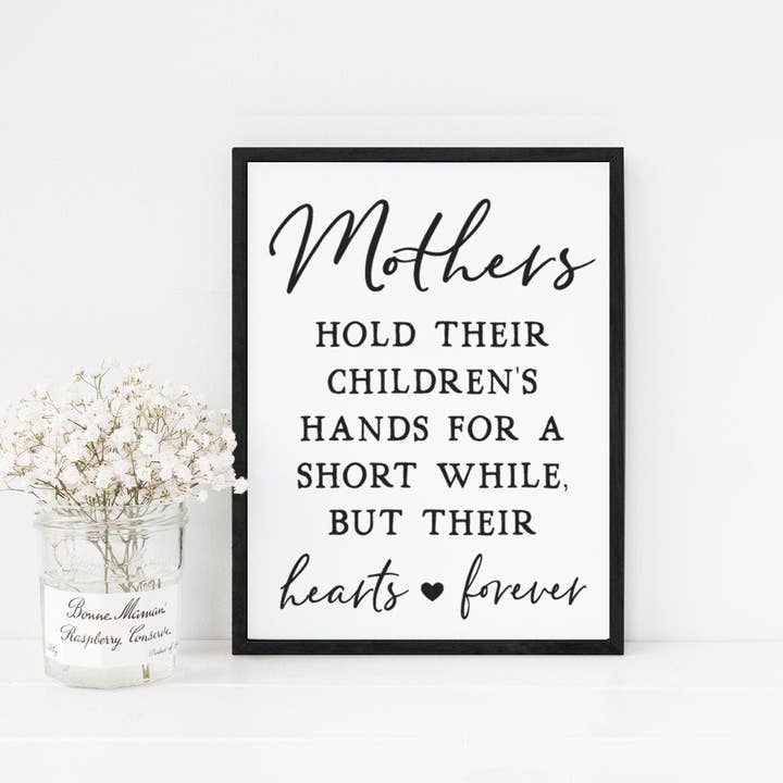 Le madri tengono le mani dei loro figli per la vendita all'ingrosso da parte di Lettered & Lined