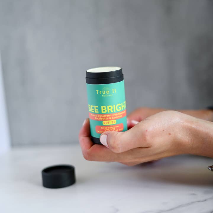 True It Naturals - Venta al por mayor Protector solar - Stick de protector solar mineral de eucalipto/lavanda BEE BRIGHT SPF301