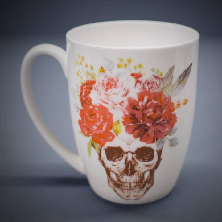 Mug floral en forme de crâne, différentes tailles pour la vente par Charlotte Clark Ltd