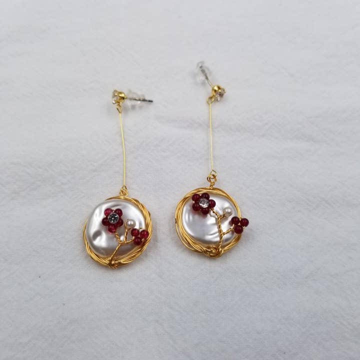 Met draad omwikkelde oorbellen met bloemen en parels voor wholesale door ENA Jewelry