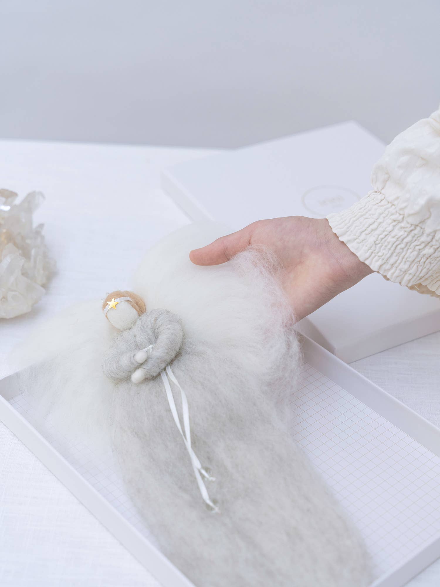 Jurianne Matter - Vente Figurine décorative - Ange en laine IRINI - teinte neutre9