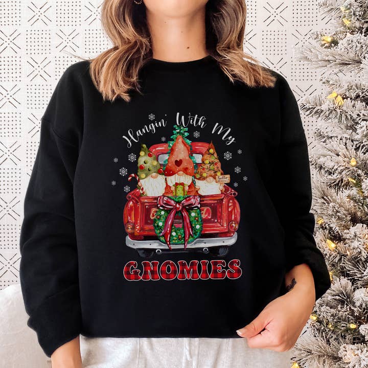Chemise Hangin with My Gnomies, t-shirt Red Truck Christmas Gnomes pour la vente par NVC Ecommerce LLC