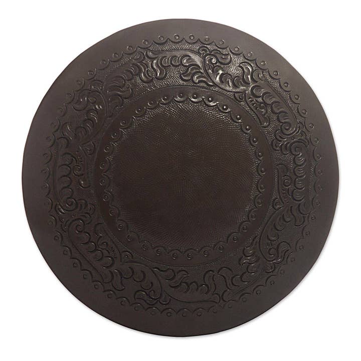 NOVICA Colonial Guard Hocker aus Zedernholz und Leder für den Großhandel von NOVICA