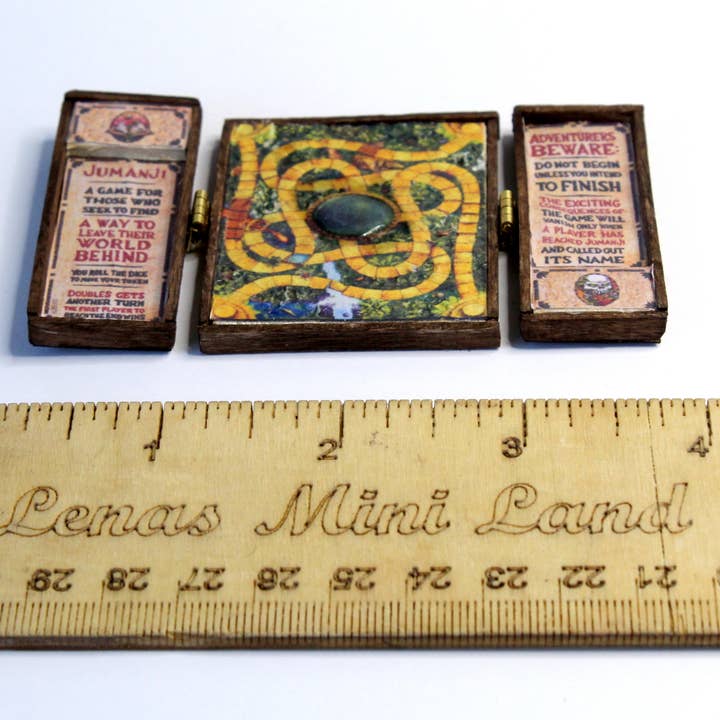 Lenasminiland - Venta al por mayor Juego de accesorios para muñecas - Niños - Tablero de juego de selva en miniatura. Mesa de madera pequeña casa de muñecas3