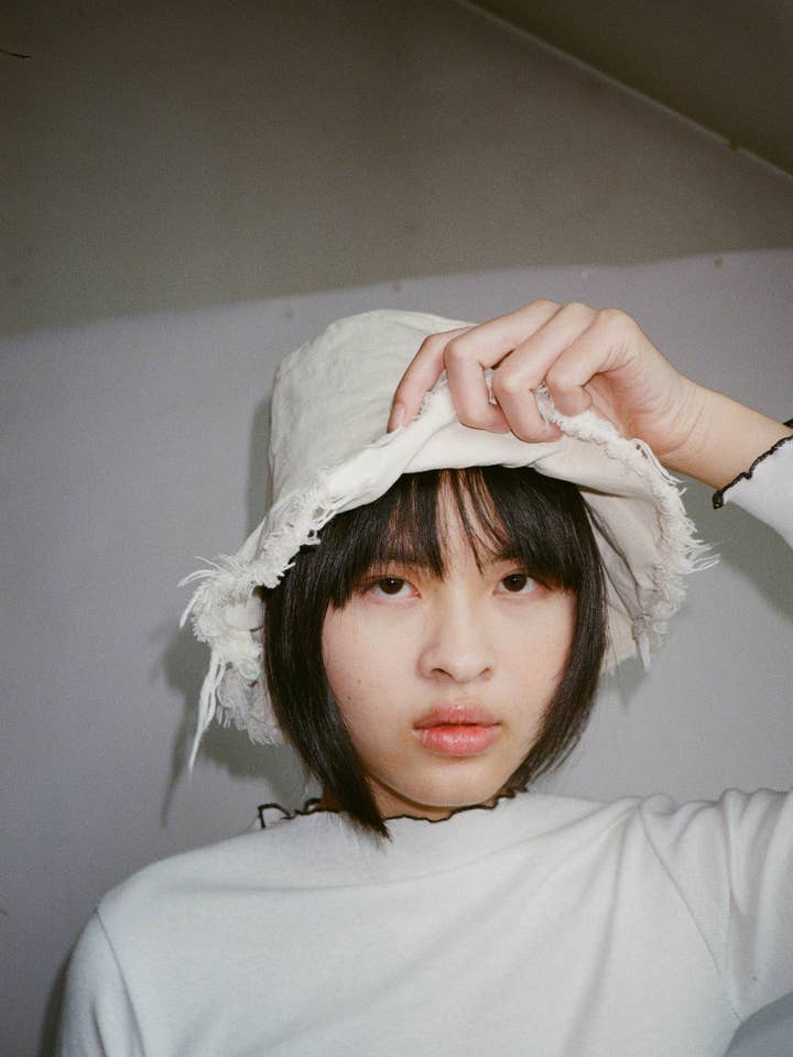 CHAPEAU SEAU - CRÈME À PETIT BORD pour la vente par Ashley Rowe