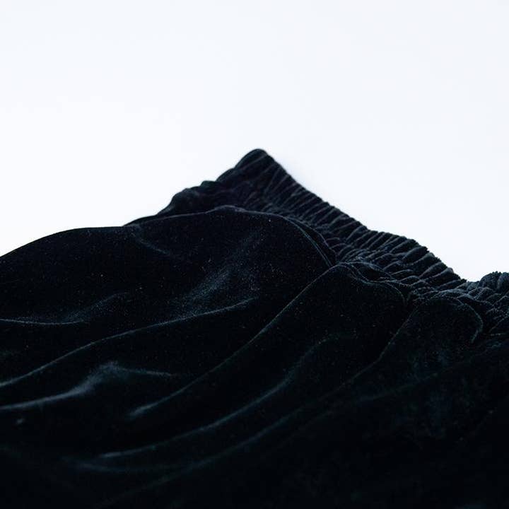 Short en velours noir pour la vente par Eunoia Paris