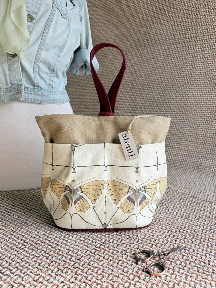 Flutter Tall Caddy– Organizzatore di Filati e Accessori Fatto a Mano negli USA per la vendita all'ingrosso da parte di Atenti