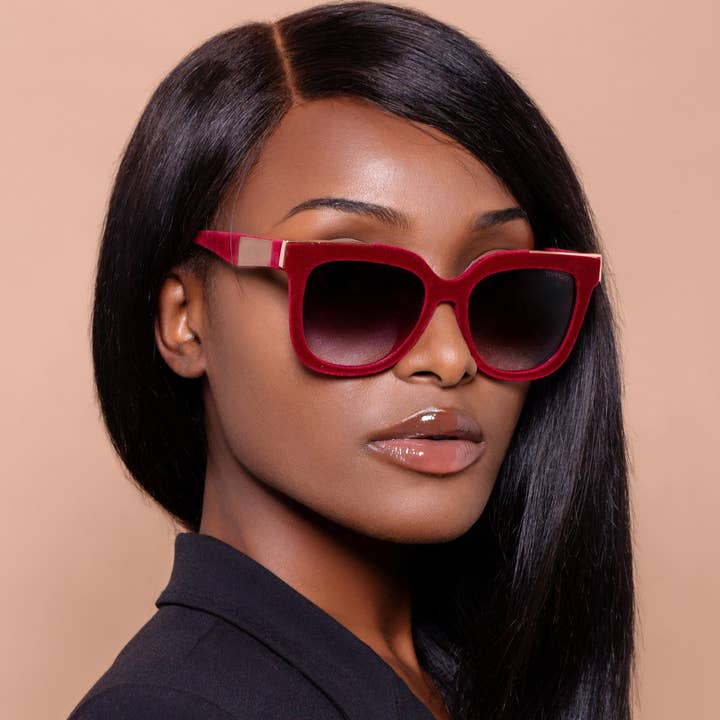 TOPFOXX - Wholesale Zonnebril - Dames - Coco - Rood Fluwelen Montuur Zwarte Lenzen Wayfarer Zonnebril1