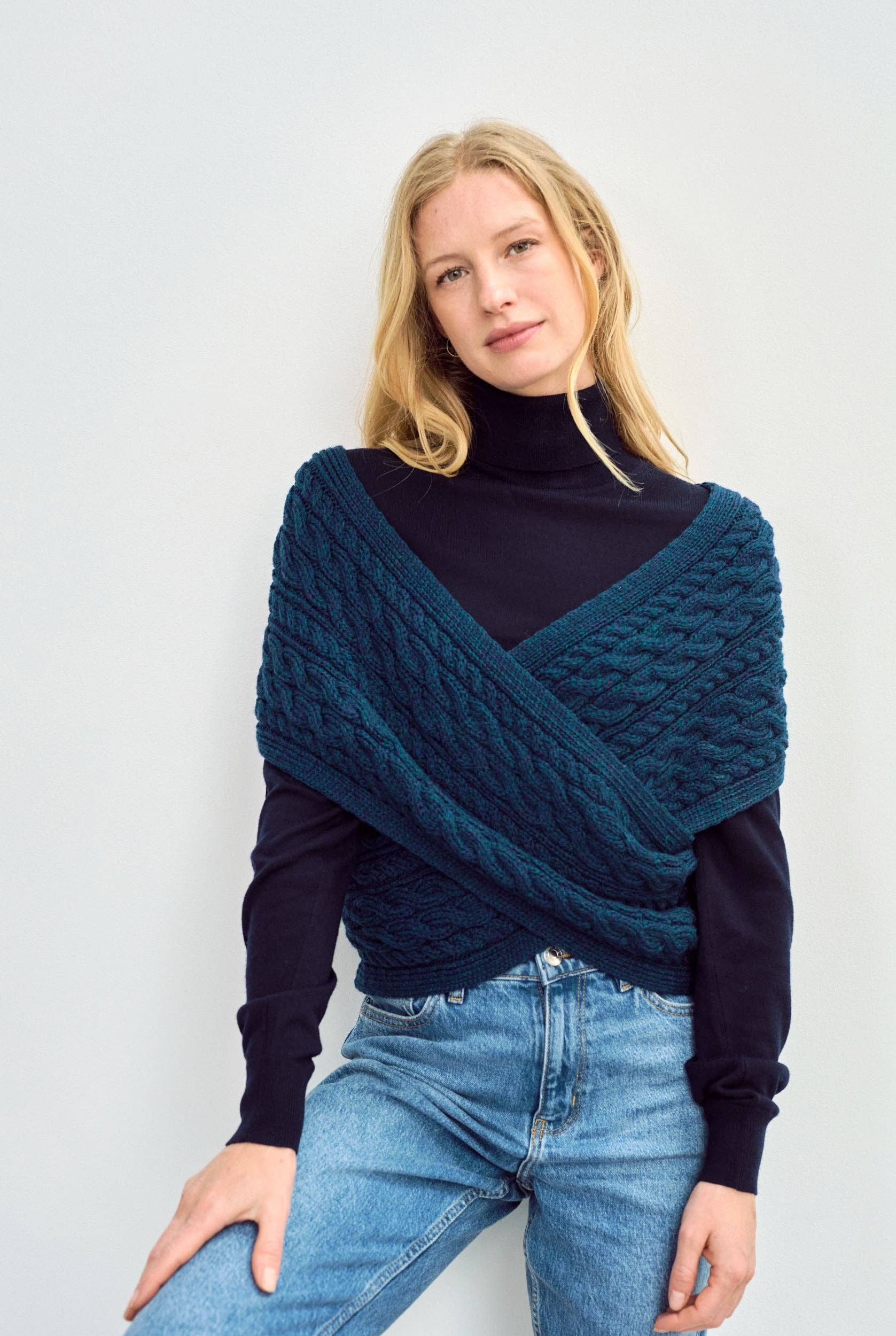 Aran Woollen Mills – Großhandel Schultertuch – Damen – Corrib Crossover Aran Schal – Atlantic0