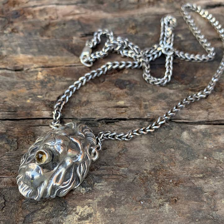Lion en argent avec citrine et chaîne épaisse pour la vente par Salt & Steel