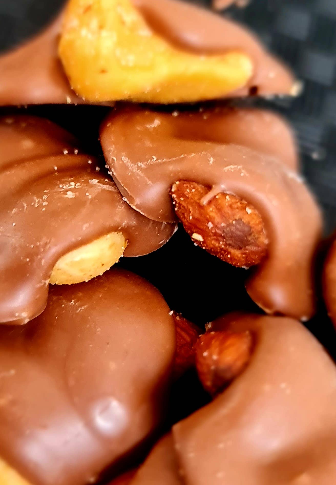 Cwtsh Chocolate - Wholesale Snoepjes met chocolade - Geroosterde noten en chocoladedruppels5