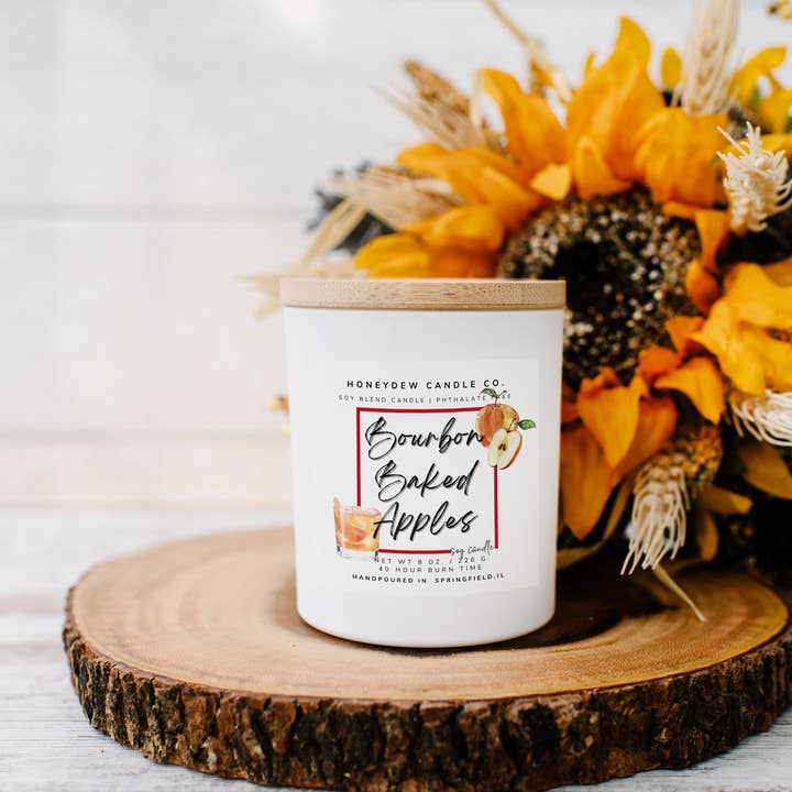 Kaars van 8 oz gebakken appel in bourbon voor wholesale door Honeydew Candle Co.