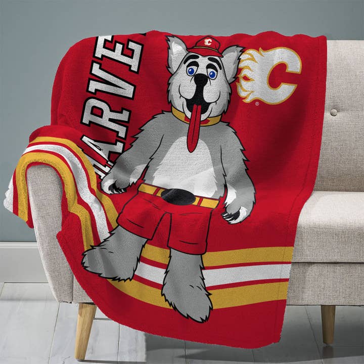 Couverture en peluche Raschel 60” x 80” Sleep Squad Calgary Flames Harvey le chien mascotte pour la vente par Uncanny Brands