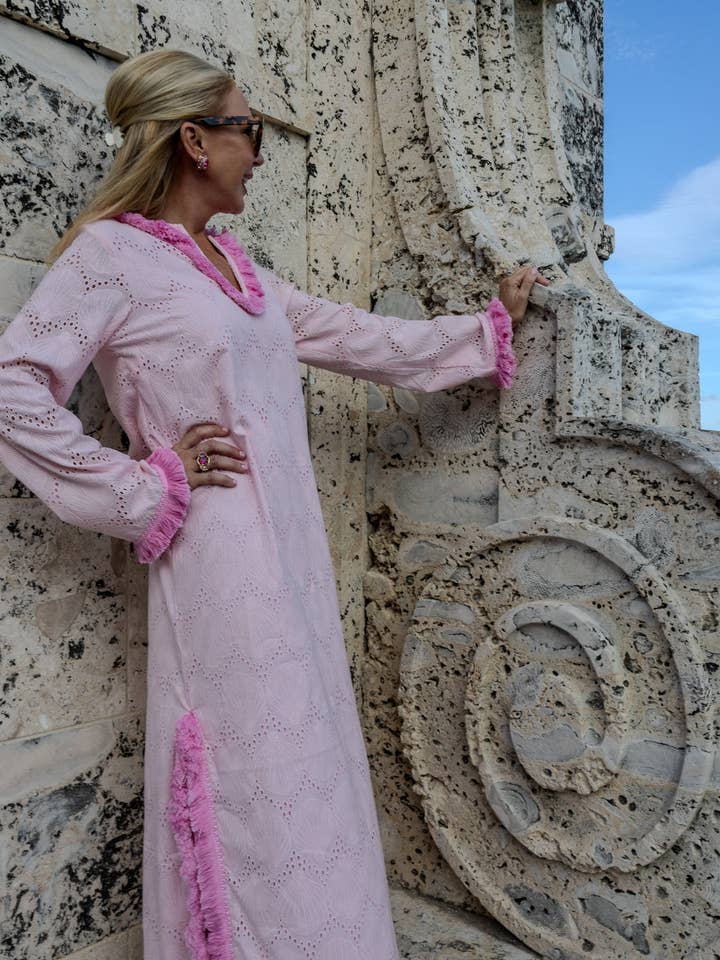 Caftano traforato con occhielli a conchiglia di ibisco per la vendita all'ingrosso da parte di Sail to Sable