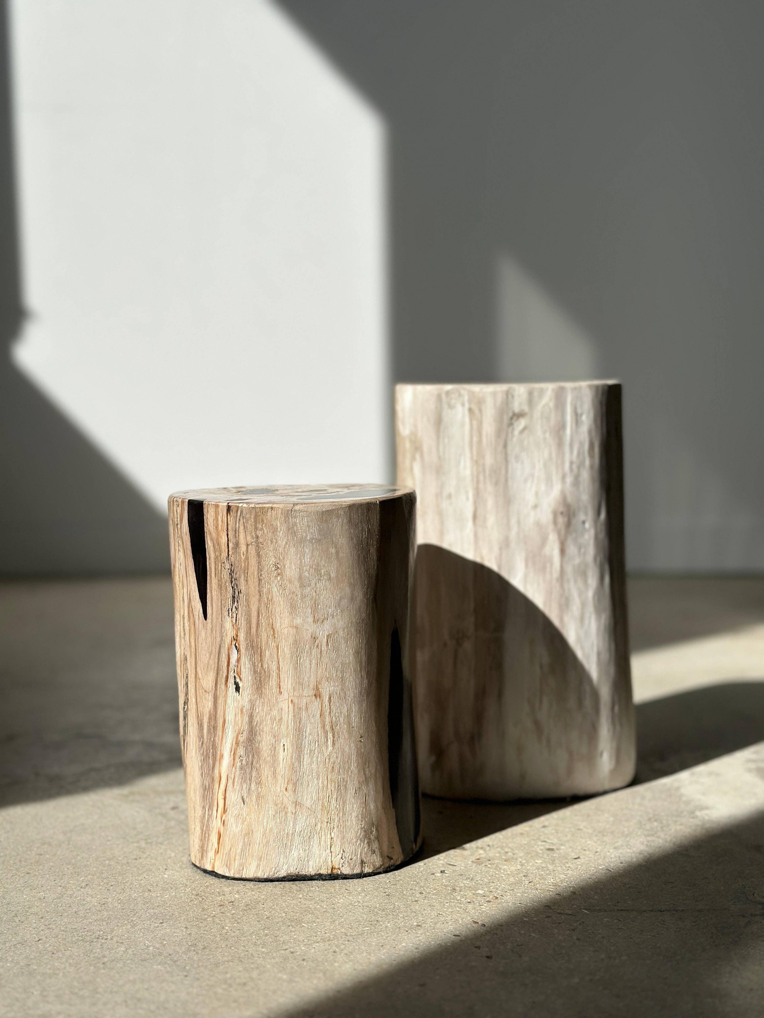 Office Objets - Wholesale Side Table - White petrified wood side table with black spots H:27.5 D:1858