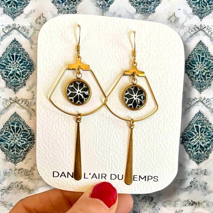 BOUCLES D'OREILLES mandala noire et blanche, style art déco pour la vente par Dans l'Air du Temps Bijoux