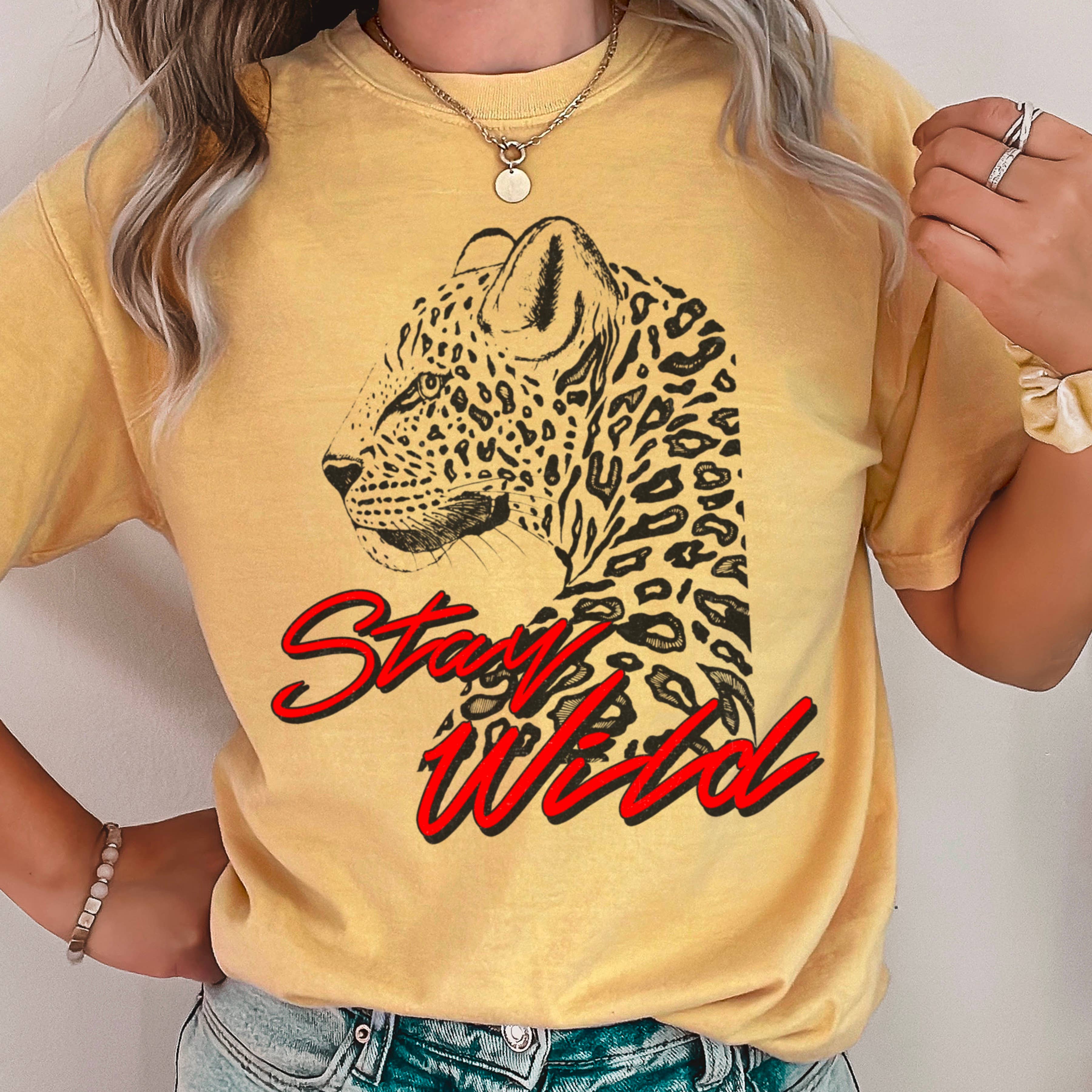 Shoppe SHC - Vendita all'ingrosso Tunica - Donna - Maglietta Grafica Retro Grunge Stay Wild | Comfort Color18