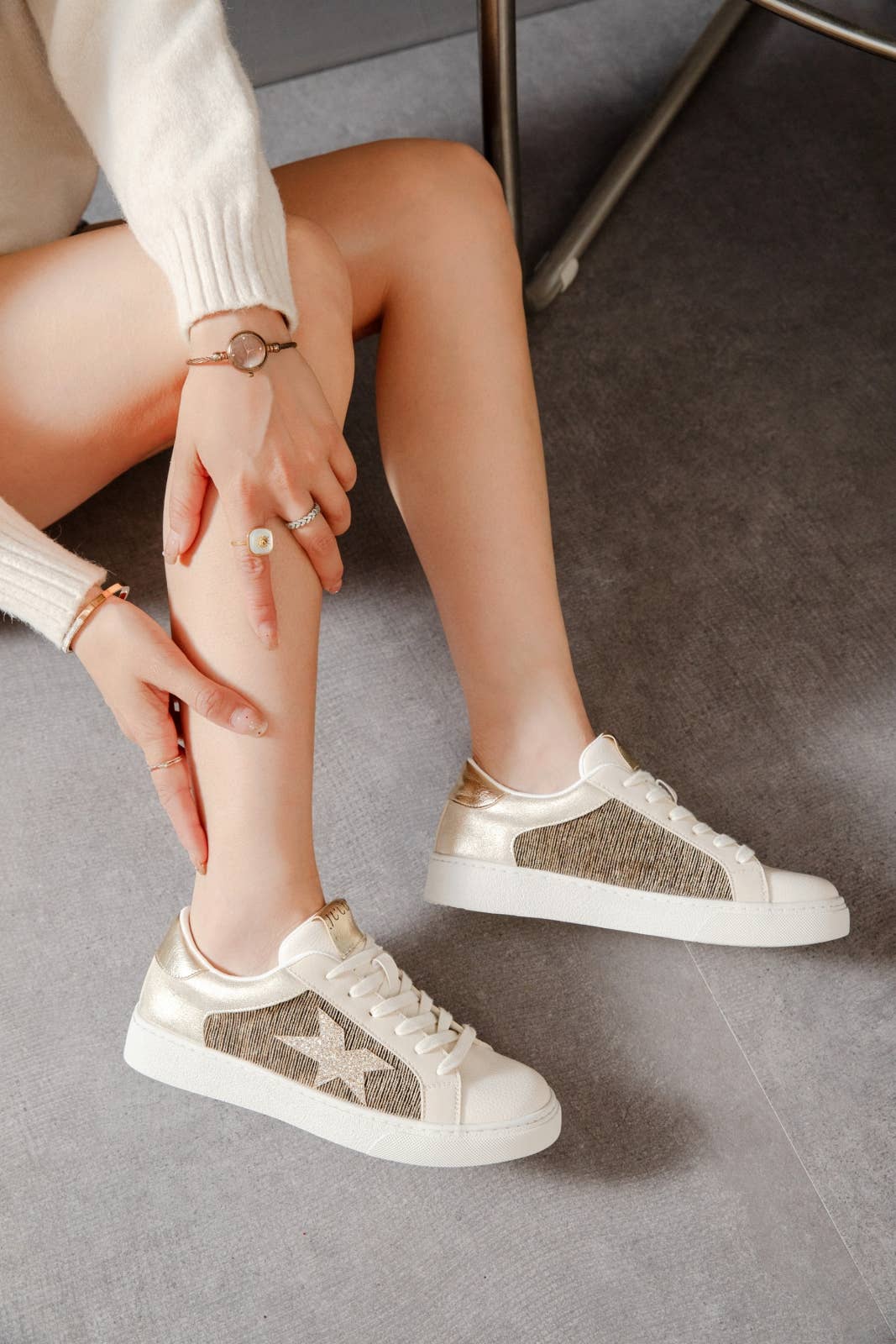 ERYNN – wholesale Vardagssneakers - Dam – Snörskor Elia med guldsparkle och metallicdetaljer20