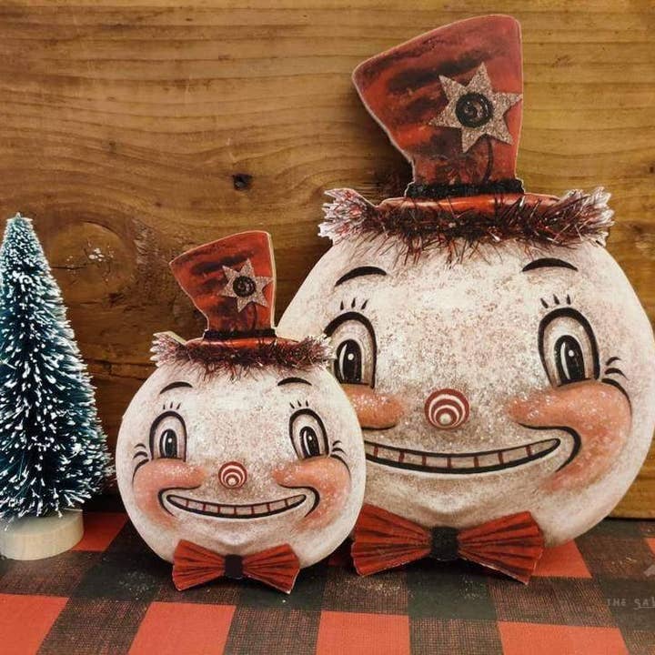 Johanna Parker, pupazzo di neve con cappello a cilindro rosso intaglio in legno per la vendita all'ingrosso da parte di The Sawmill Shop