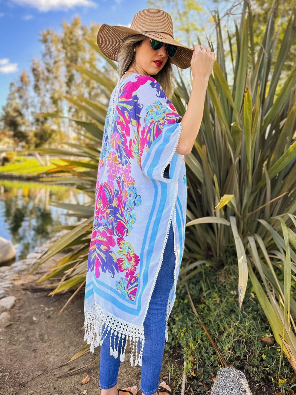 Branco Multi Kimono branco com estampa floral, detalhes em renda e tassel na barra para venda a revendedores na Faire6