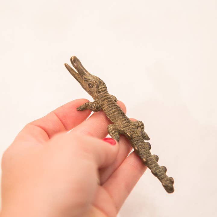 Old New House – Großhandel Skulptur – Vintage dunkles Krokodil Bronze Gold Gewicht
