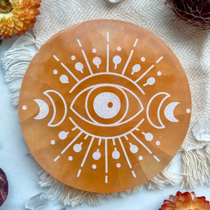 ”Evil Eye” Halloween Selenite laddningsplatta Spooky Decor för wholesale av Fractalista Designs