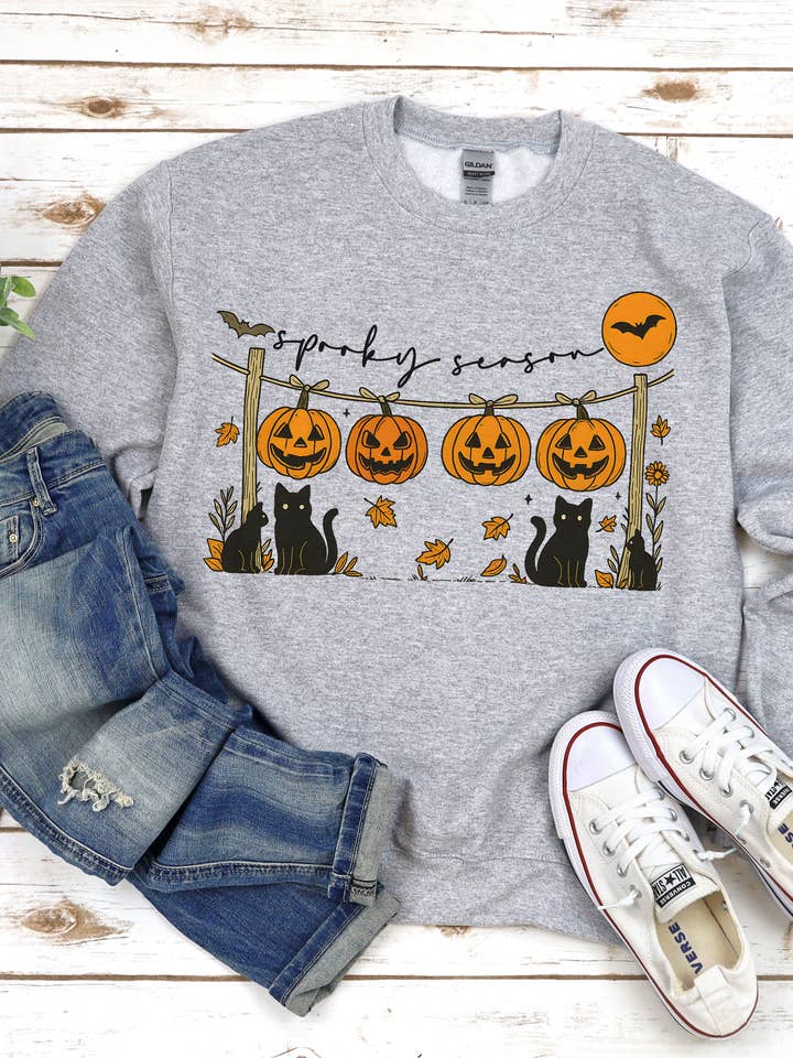 T-shirt Citrouilles Suspendues Saison Effrayante, Col Rond Halloween pour la vente par Gerdees
