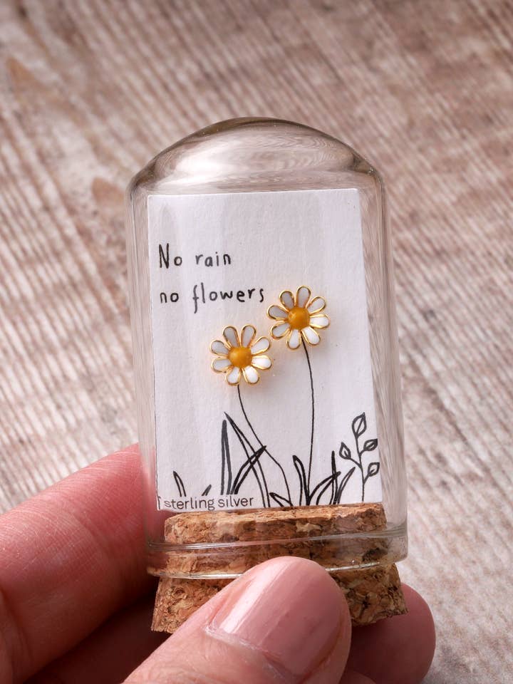 TT51018 Pas de pluie, pas de fleurs boucles d'oreilles marguerite en émail pour la vente par Attic creations