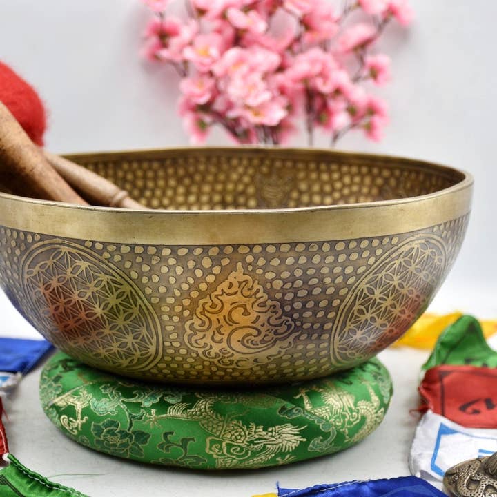 Bol chantant sculpté à la main avec pied de Bouddha : bain sonore de méditation tibétaine pour la vente par NadaYoga