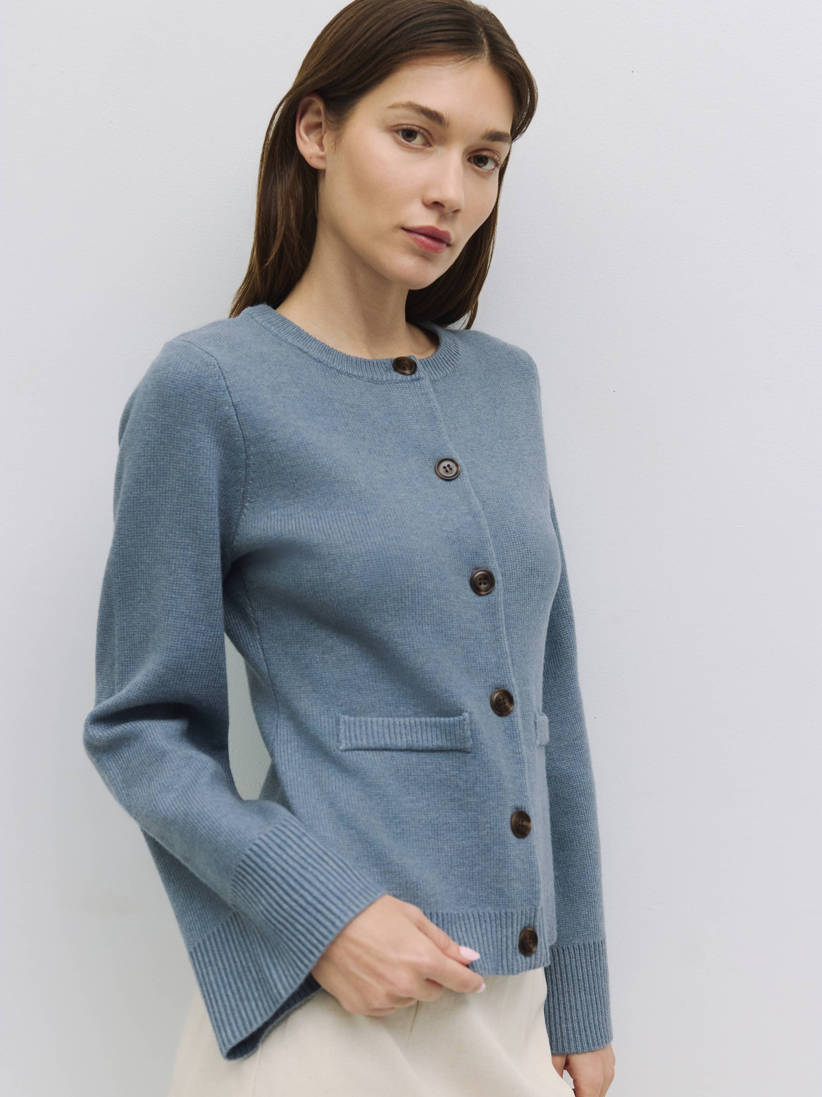 MOD REF – Engroshandel Cardigan - Dame – The Tyler Cardigan | Kvindesweater med klokkeærmer og knapper48