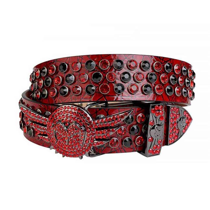 Ceinture rouge en strass et pierres noires et rouges, boucle en forme d'ailes d'ange gris foncé parsemée de strass rouges et noirs pour la vente par Rhinestone Belt Store