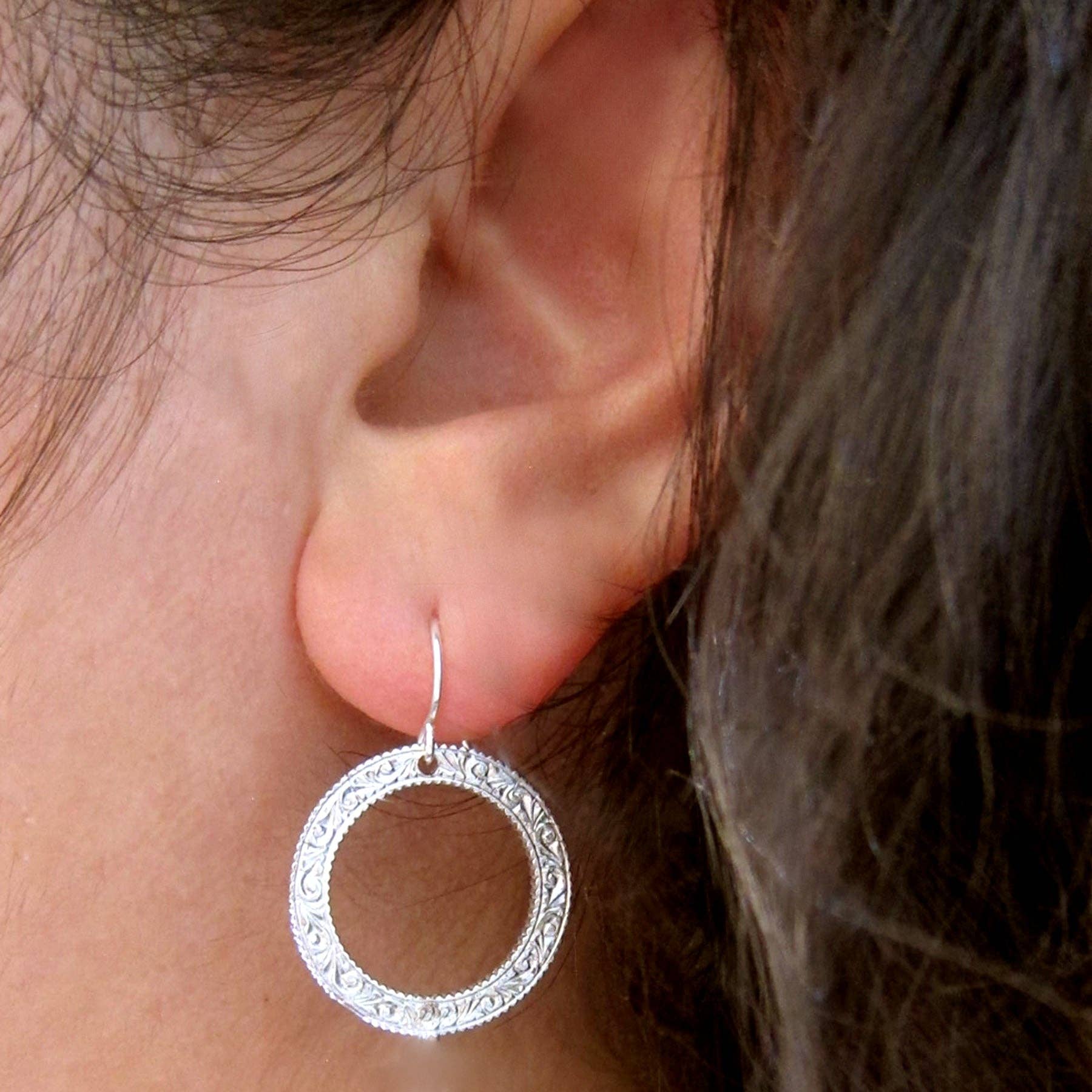 Jessica Elliot Jewelry - Vente Boucles d'oreilles pendantes - petites boucles d'oreilles Eternity Circle1