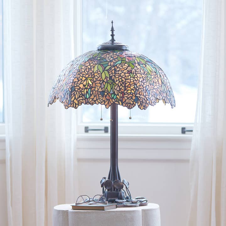 31,75" Tiffany Tischlampe aus Buntglas - Goldregenblume für den Großhandel von River of Goods