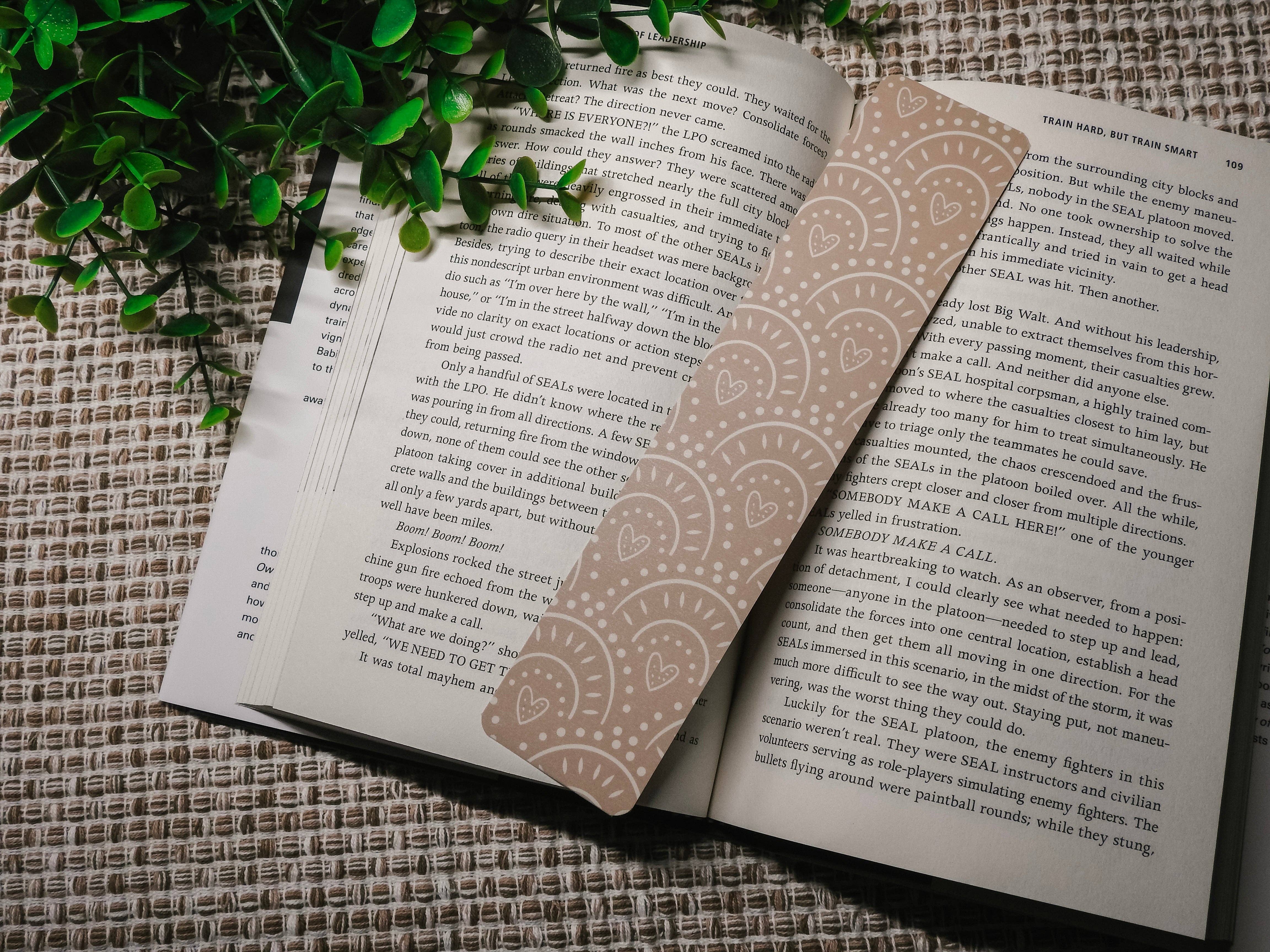 SKS Design Studio - Vendita all'ingrosso Segnalibro - Arcobaleni a forma di cuore | Segnalibri Boho1