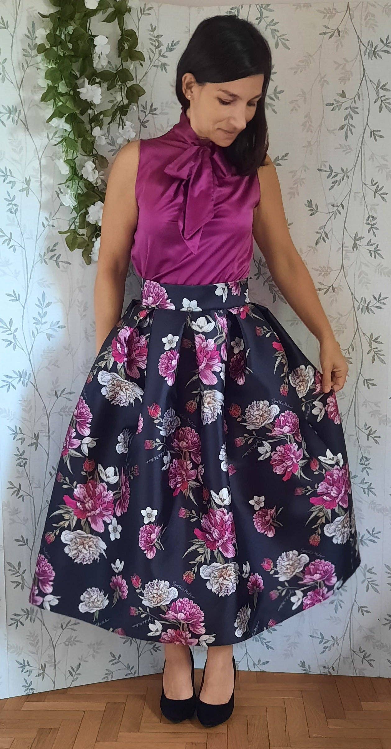 EgoChic Milano - Vente Jupe – femme - Jupe plissée style années 50 Sabrina, motif floral sur base noire avec logo9