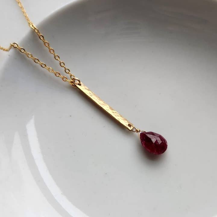 Collana con Barra in Rubino e Oro Riempito per la vendita all'ingrosso da parte di Edgy Petal Jewelry