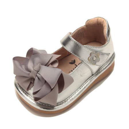 Mooshu Trainers - Venta al por mayor Calzado de vestir - Niños - Zapatos Mary Jane con moño intercambiable para niñas pequeñas - Ready Set Bow1