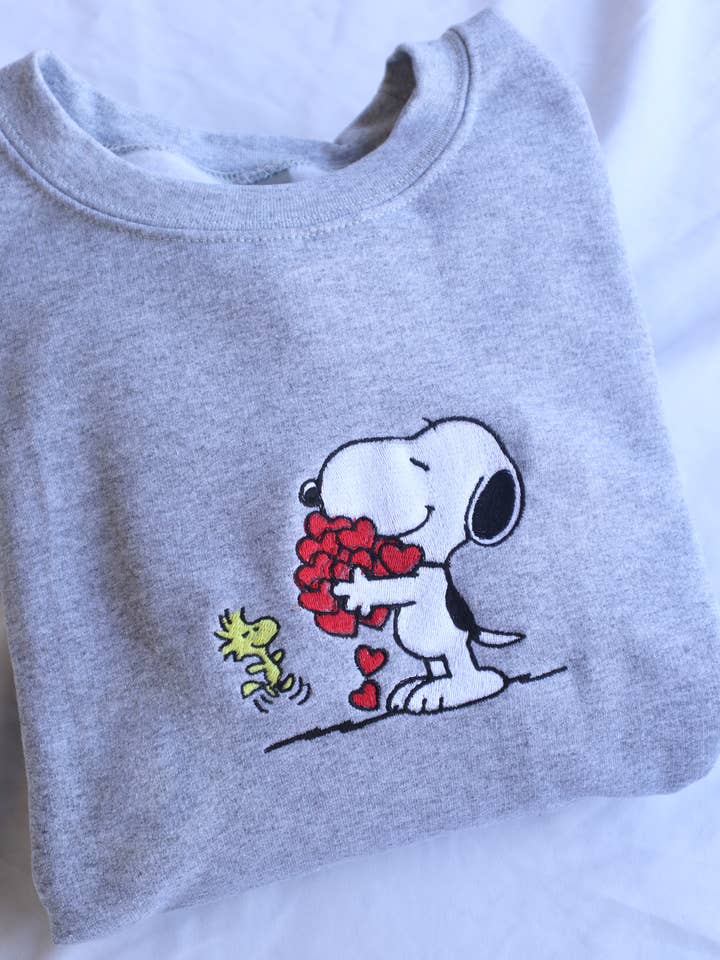 Geborduurde Valentijnsdag "Hond met Harten", Hoodie of Crew Neck, Lange Mouw, Klassieke pasvorm, Unisex, Volwassene voor wholesale door UNMATCHED