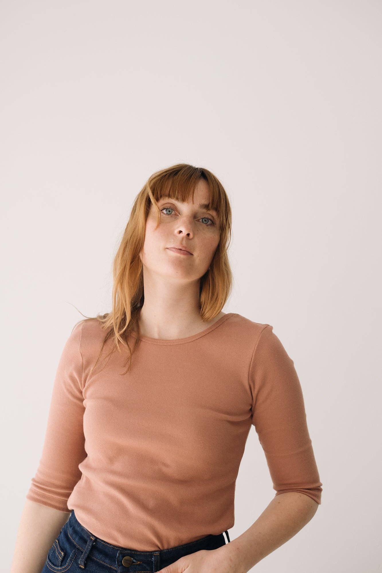 Roze Organische ribgebreide top met boothals in roze voor groothandel op Faire6