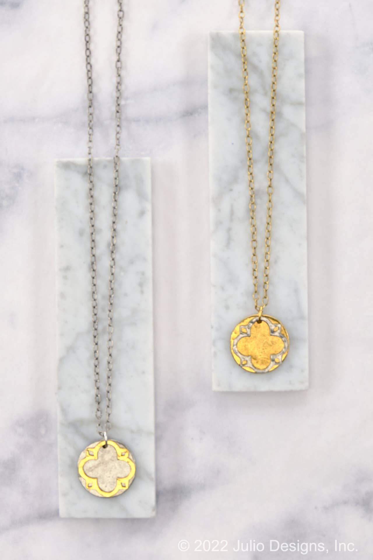 Julio Designs - Venta al por mayor Collares con colgantes/abalorios - Collar decorativo Beaufort con forma de disco martillado y colgante1