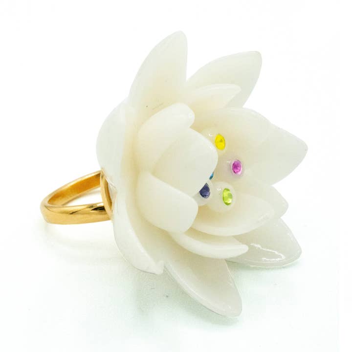 White Dalia ring for wholesale by kiwipomelo