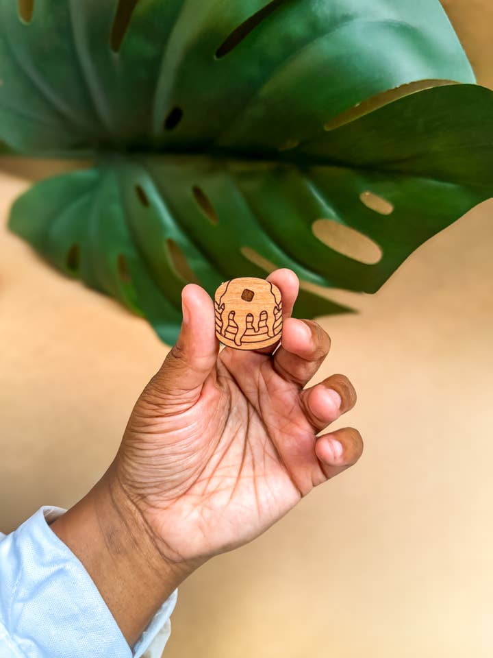 Spilla per frittelle in legno per la vendita all'ingrosso da parte di The Independent Youth