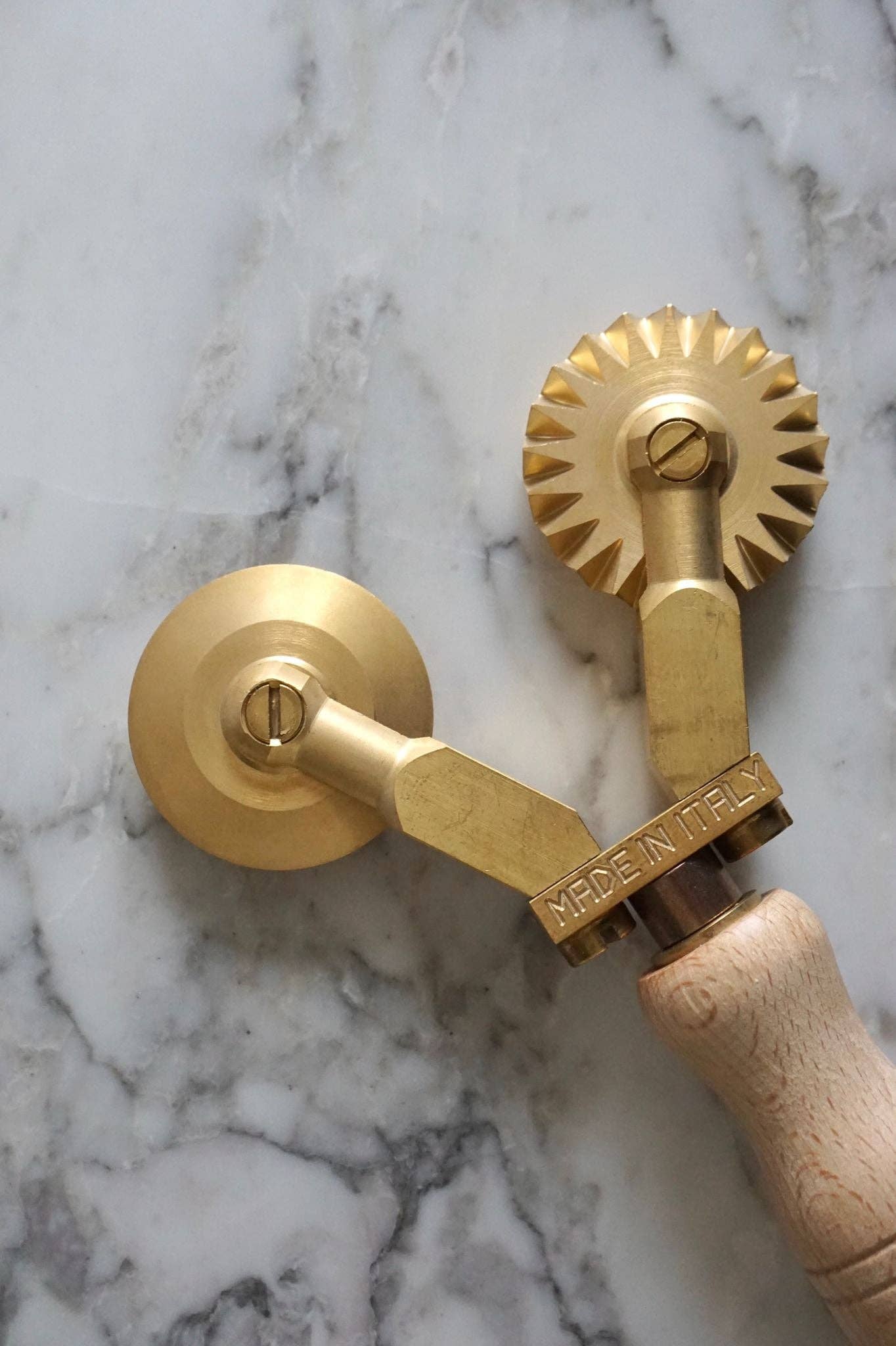 LA GONDOLA – Engroshandel Køkkenredskab – Dobbelt pastaskærerhjul, glat og riflet hjul2